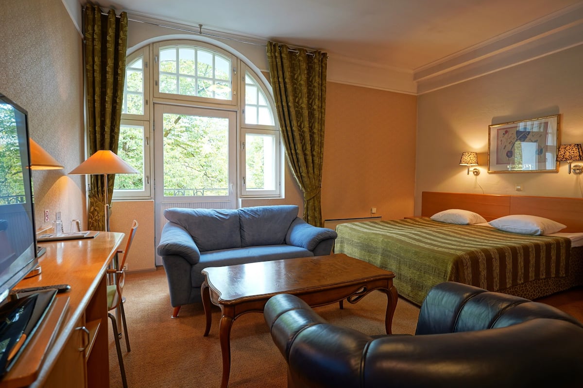 Junior Suite | In-room safe, desk, iron/ironing board, cribs/infant beds