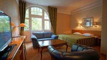 Junior Suite | In-room safe, desk, iron/ironing board, cribs/infant beds
