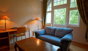 Suite junior | Caja de seguridad en la habitación y escritorio 