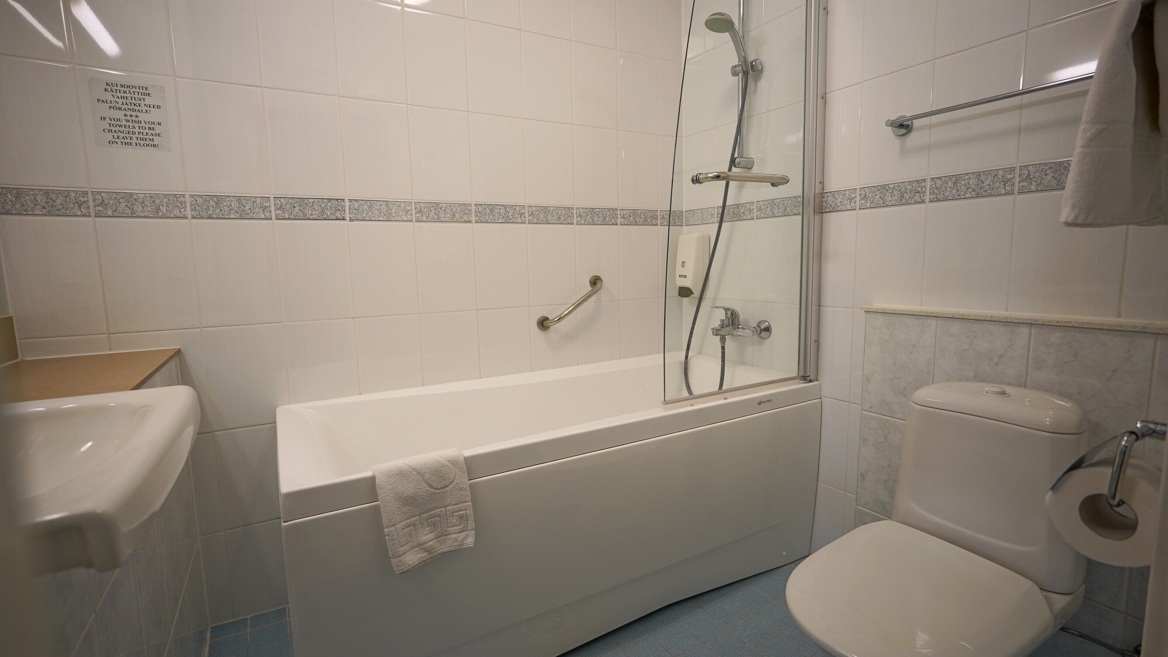 Une salle de bain avec une baignoire, des toilettes et un lavabo.