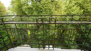 Junior Suite | In-room safe, desk, iron/ironing board, cribs/infant beds