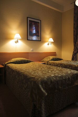 Standard Twin Room | 1 bedroom, in-room safe, desk, iron/ironing board