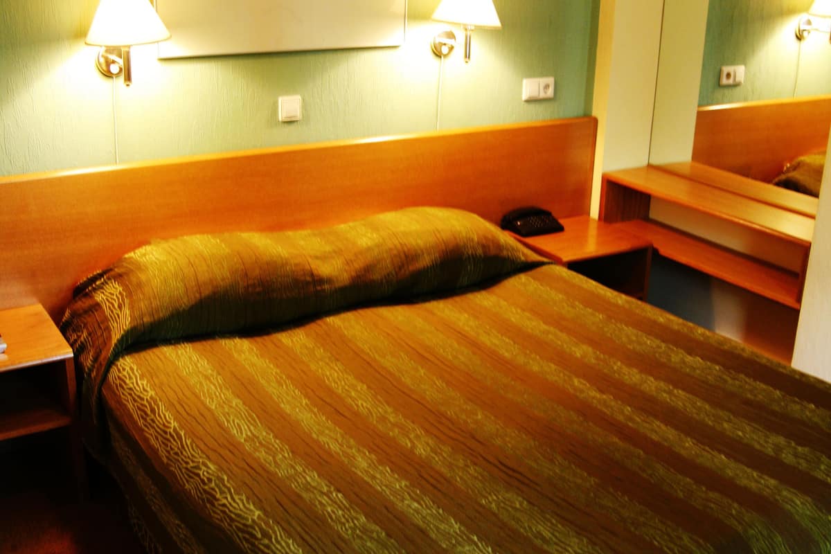 Standard Double Room | 1 bedroom, in-room safe, desk, iron/ironing board