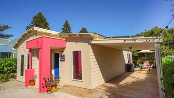 Un petit bâtiment d’un seul étage doté d’un patio abrité.