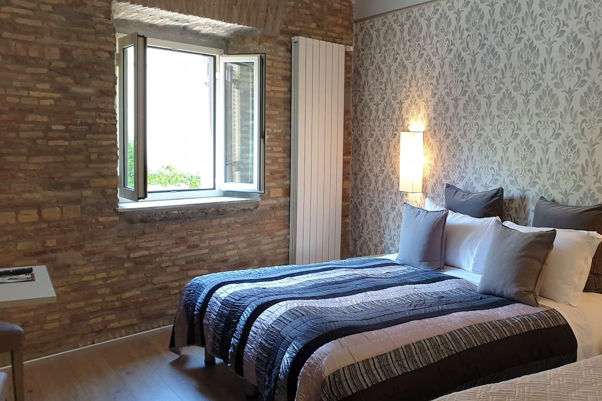 Deluxe Room, Ensuite | Egyptian cotton sheets, premium bedding, down comforters, minibar
