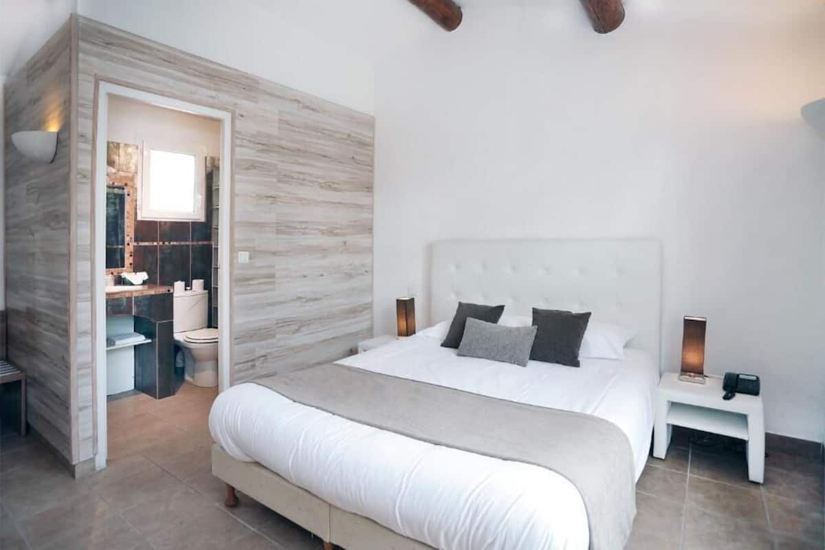 minibar, in-room safe, desk, soundproofing