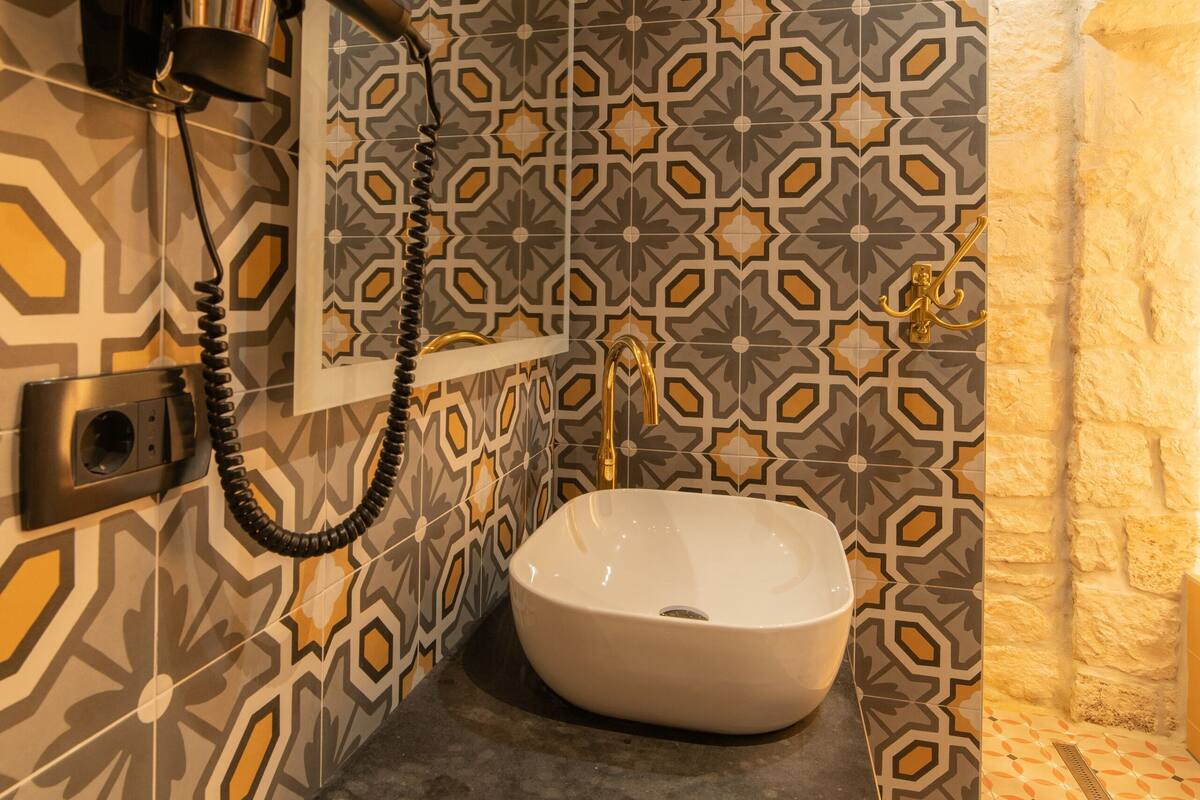 deluxe double room | bathroom | combined shower/bathtub, deep-soaking bathtub, free toiletries