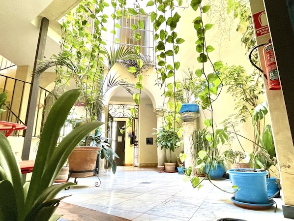 Double Room | Living area | 20-inch LED TV with cable channels, TV - Hotel Conde de Cárdenas (Córdoba)