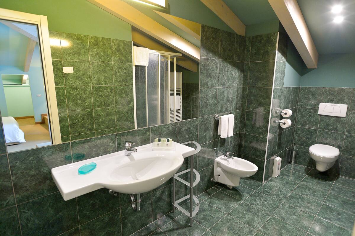 junior suite, lake view | bathroom | free toiletries, hair dryer, towels