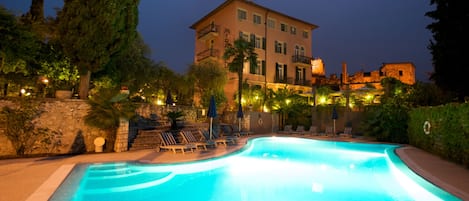 Piscine extérieure, parasols de plage, chaises longues