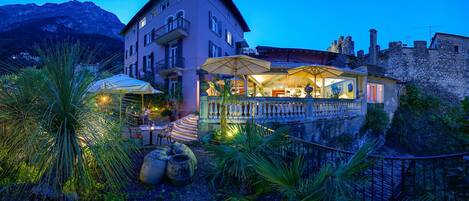 Fassade der Unterkunft – Abend/Nacht