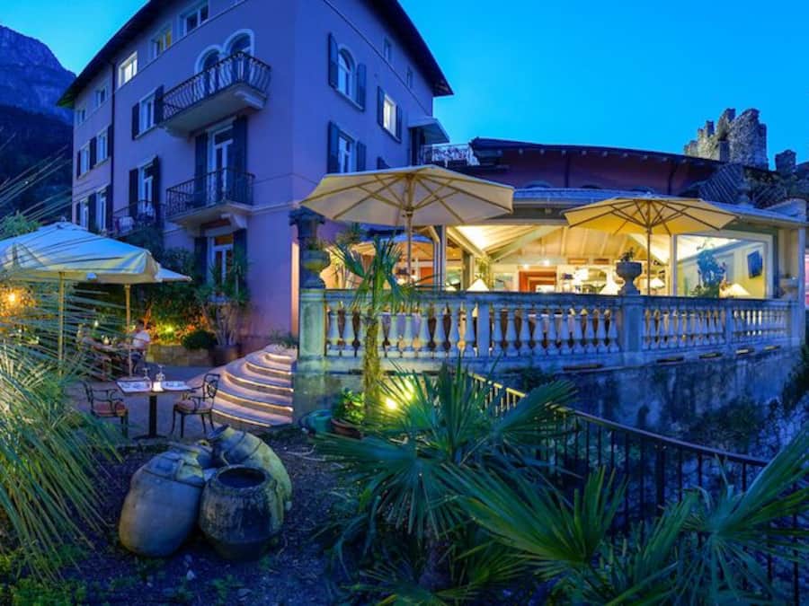 Fachada de la propiedad por la tarde o noche