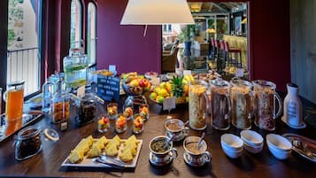 Tägliches Frühstücksbuffet gegen Gebühr