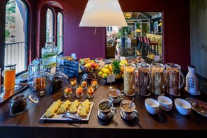Se ofrece un desayuno bufé todos los días (por un coste adicional)