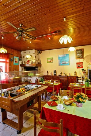 Colazione continentale, servita tutte le mattine (10 EUR a persona)
