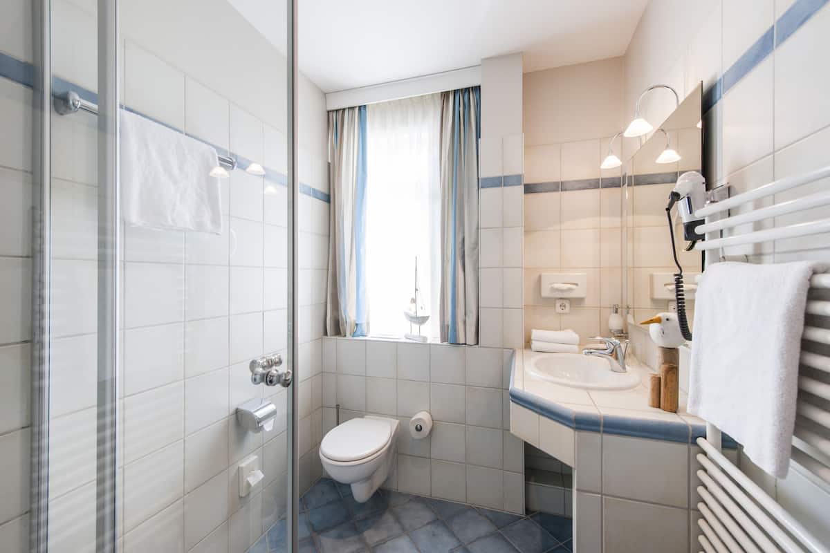 double room | bathroom | free toiletries, hair dryer, bathrobes, towels