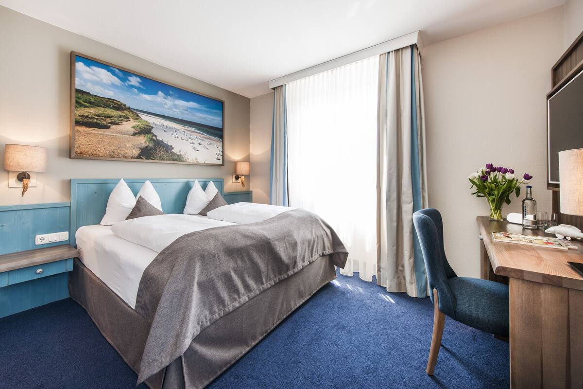 hypo-allergenic bedding, minibar, in-room safe, desk