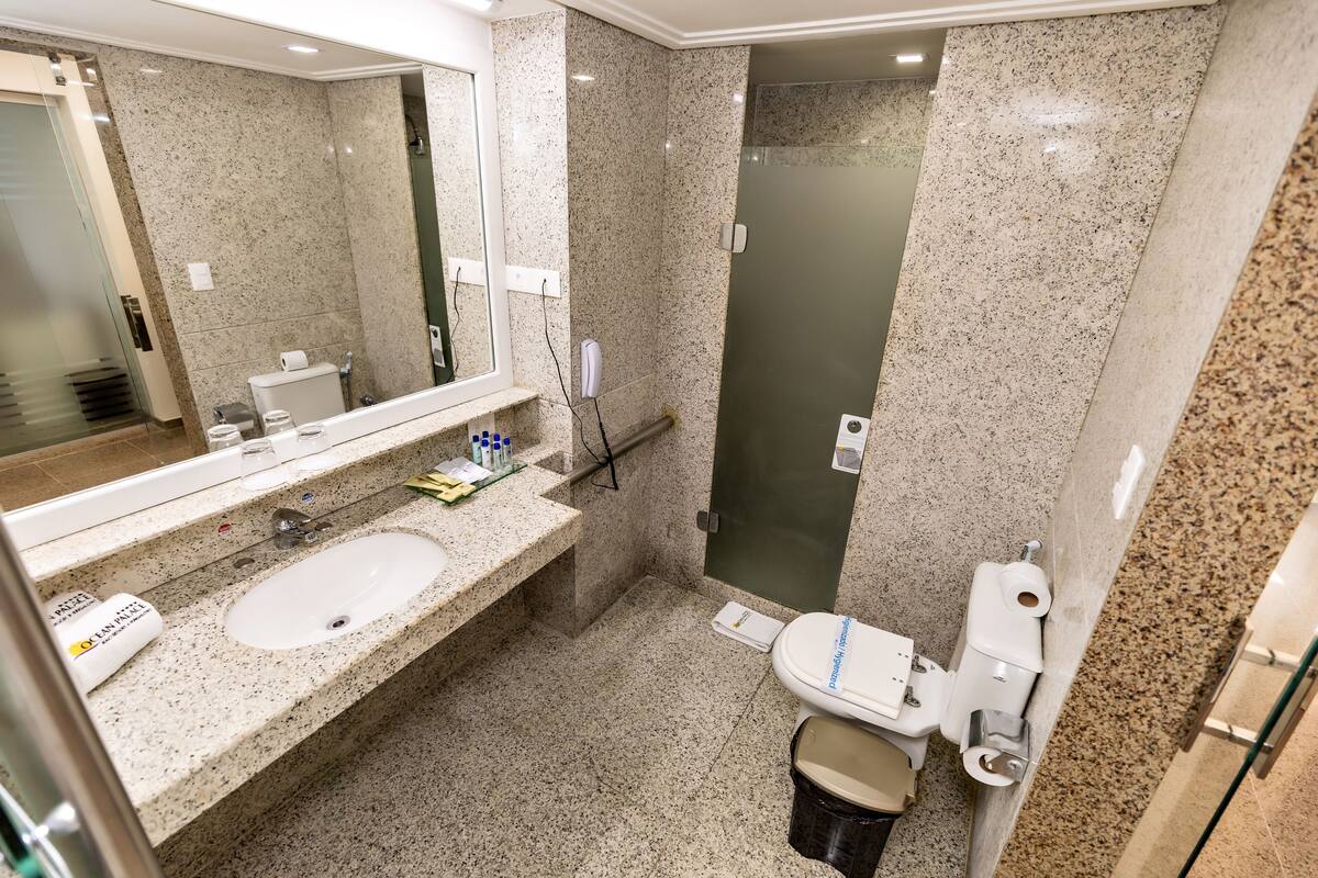 suíte presidencial all incluisve | bathroom | shower, free toiletries, hair dryer, bathrobes