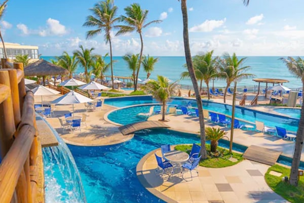 14 piscines extérieures, parasols de plage, chaises longues