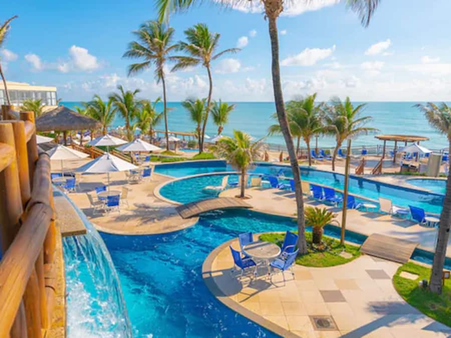 14 piscine all'aperto, ombrelloni da piscina, lettini