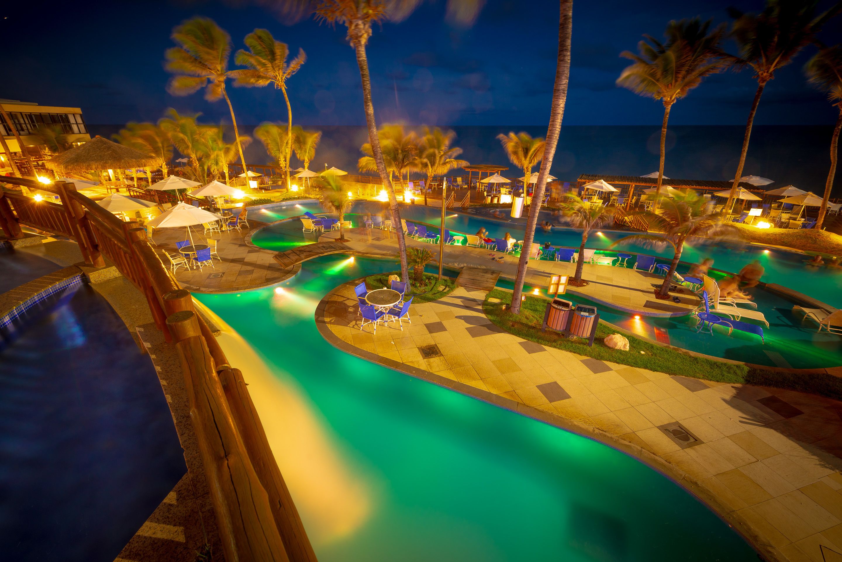 14 piscines extérieures, parasols de plage, chaises longues