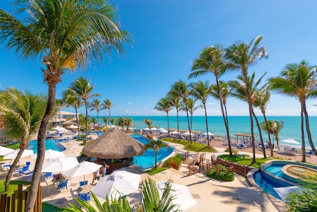 14 piscinas al aire libre, sombrillas, sillones reclinables de piscina. Ocean Palace All Inclusive Premium