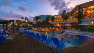 14 piscines extérieures, parasols de plage, chaises longues