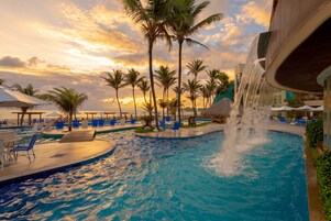 14 piscinas al aire libre, sombrillas, sillones reclinables de piscina