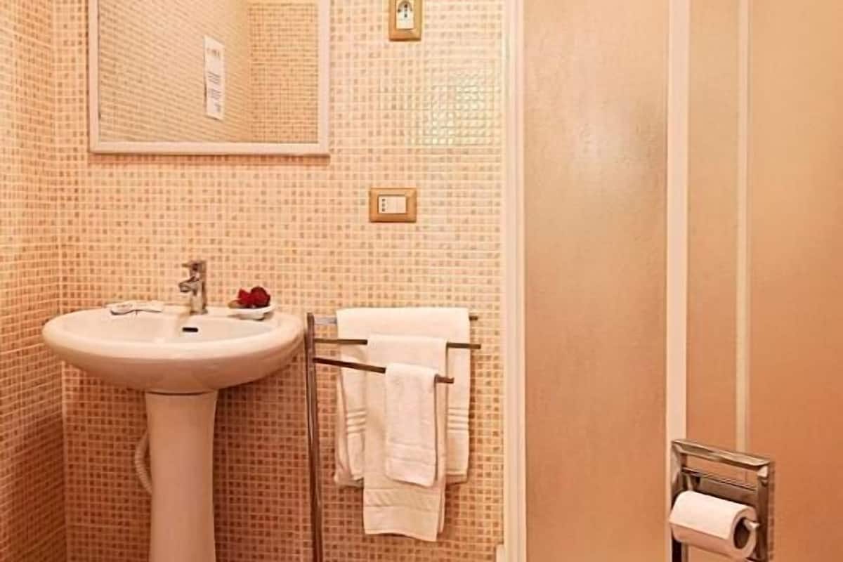 Camera doppia | Bagno | Doccia, asciugacapelli