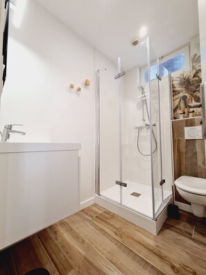 Habitació quàdruple Comfort | Bany | Dutxa, assecador de cabells i tovalloles 