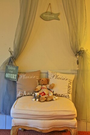 Desk, soundproofing, iron/ironing board, free WiFi - Hotel Caravelle (Rochefort)