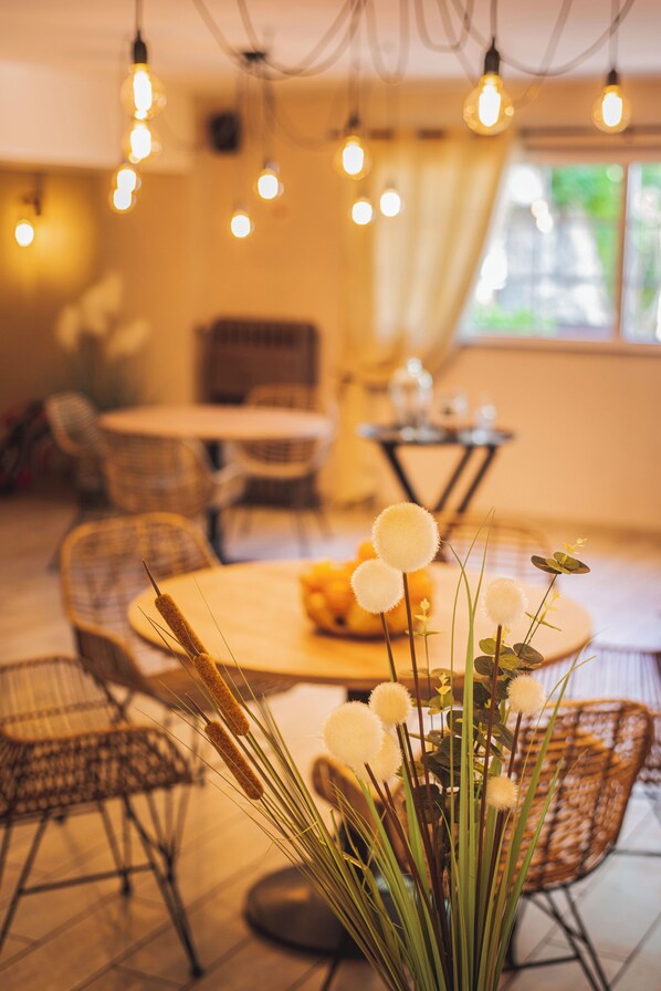 Melayani makan siang dan makan malam 