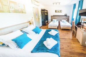 Familierom | Safe på rommet, skrivebord, ekstrasenger og wi-fi (inkludert)