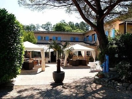 Exterior. La Bastide des Golfs