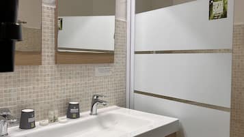 Habitación doble | Baño | Amenidades de baño gratuitas, secadora de cabello, toallas