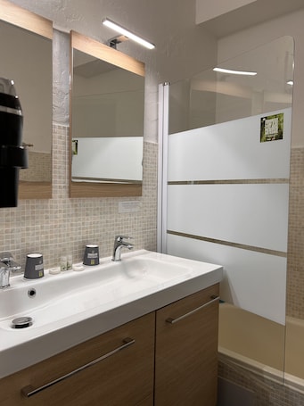 Double Room | Bathroom | Free toiletries, hair dryer, towels. La Bastide des Golfs