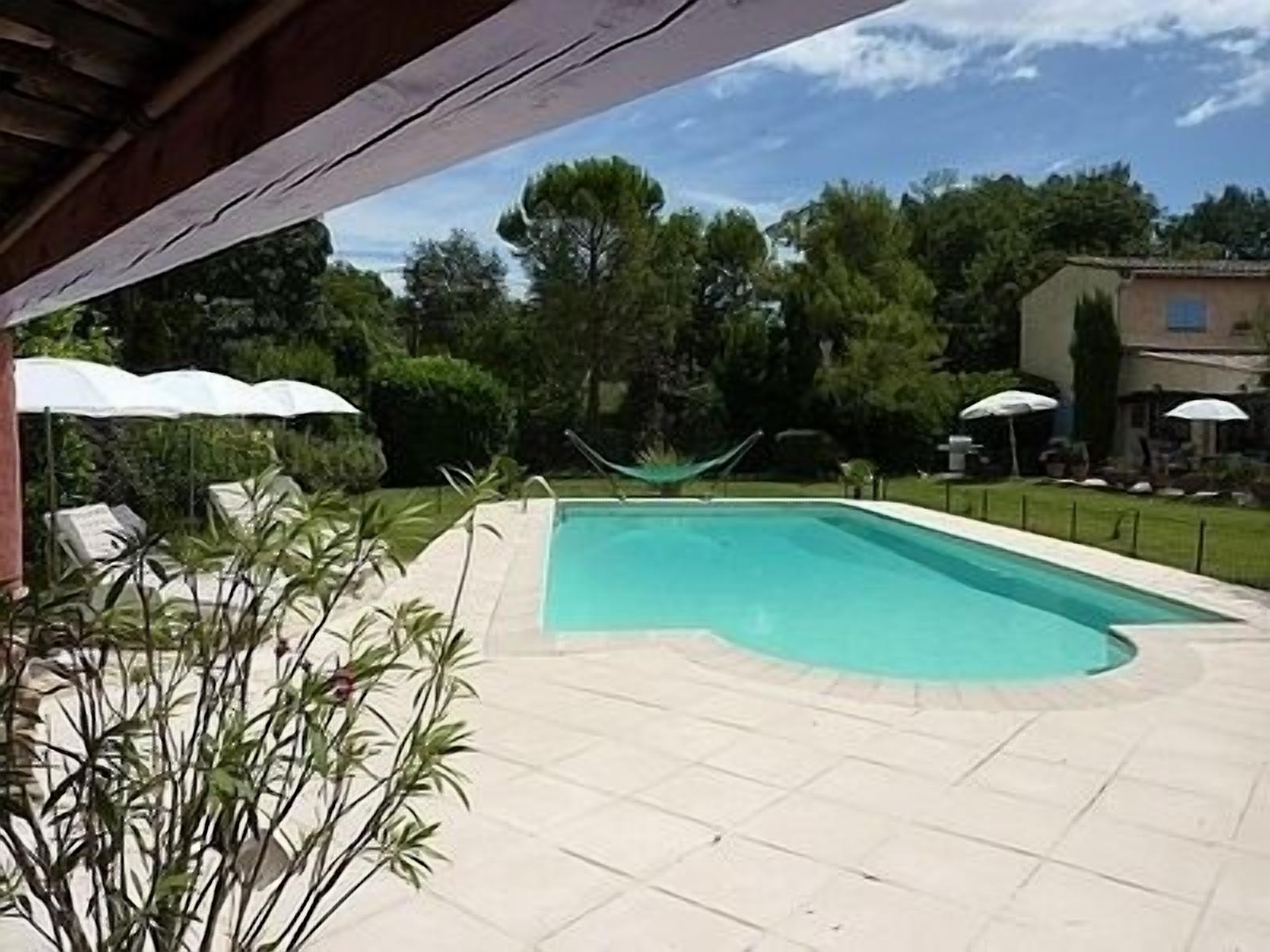 Hồ bơi ngoài trời, ghế dài tắm nắng 