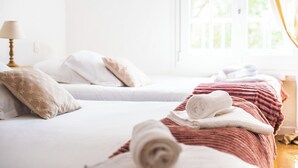A hotel room with two beds, a window with curtains, and a lamp on the nightstand. - La Bastide des Golfs (Grasse)