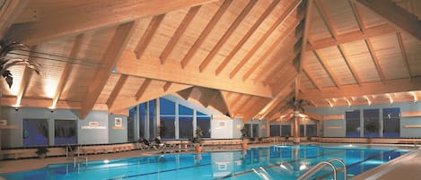 Indoor pool, sun loungers