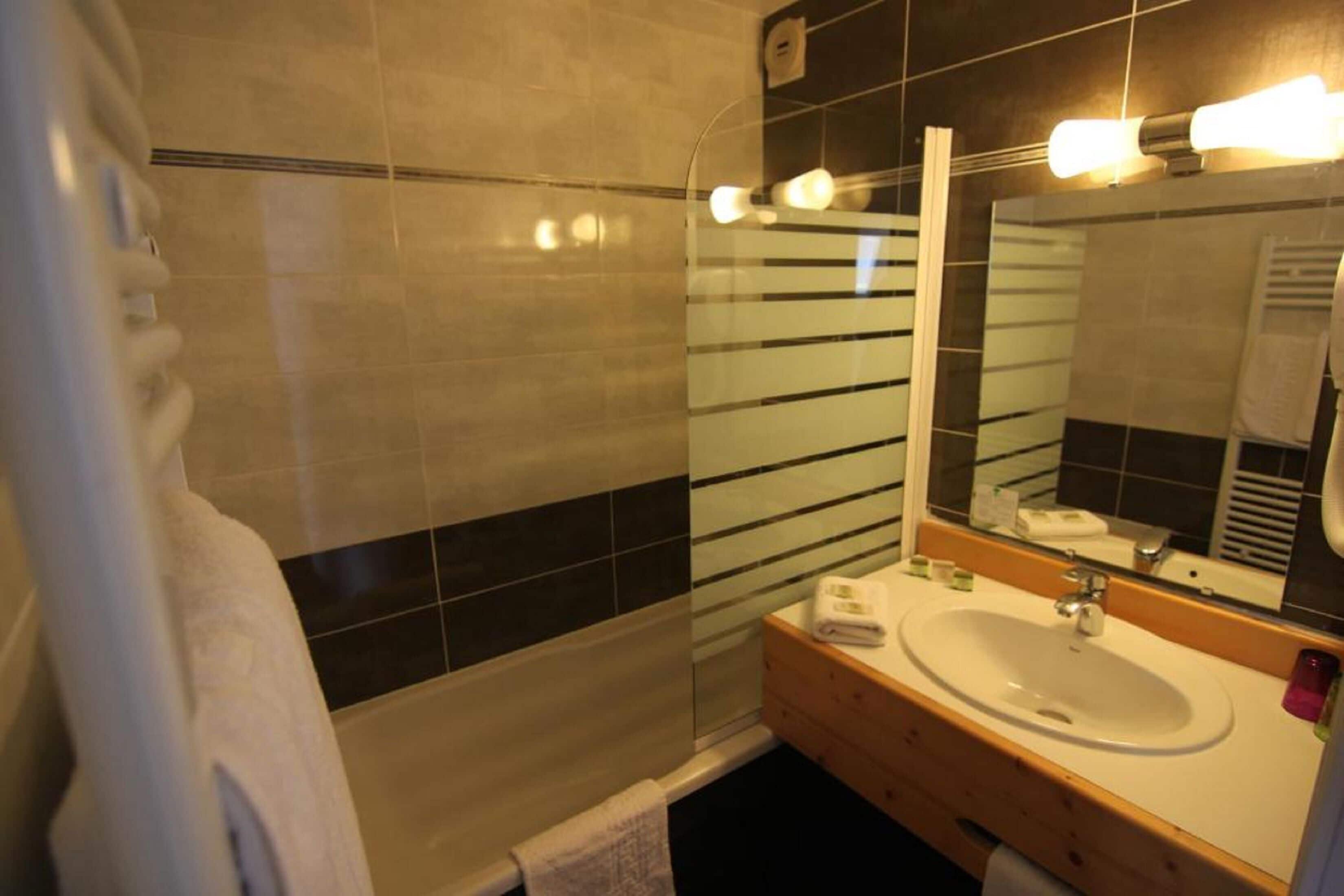 triple room | bathroom | free toiletries, hair dryer, towels