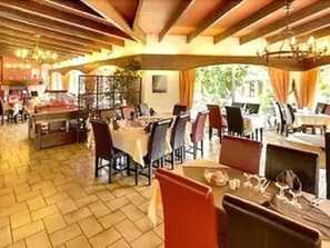 Petit déjeuner buffet (11 EUR par personne)