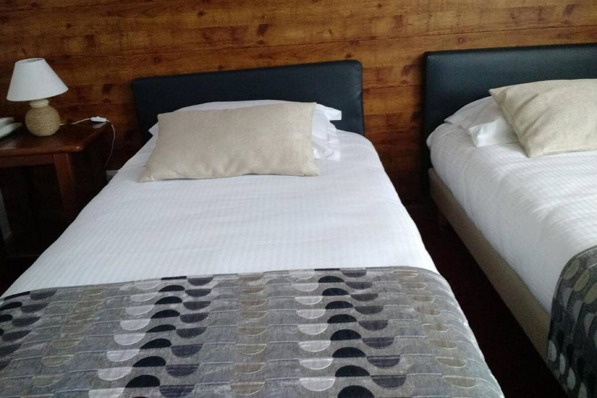 Single Room | In-room safe, desk, soundproofing, cribs (free)