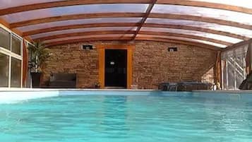 Piscina coperta, con ingresso dalle 10:00 alle 20:00, lettini