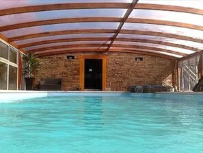 Una piscina cubierta (de 10:00 a 20:00), tumbonas