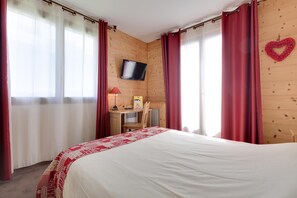 In-room safe, individually decorated, individually furnished, desk - Le Pont de Champ (Beaucroissant)