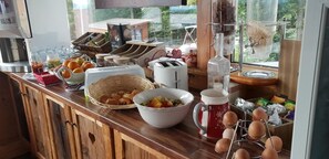 Daily buffet breakfast for a fee - Le Pont de Champ (Beaucroissant)
