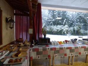 Petit déjeuner buffet (11 EUR par personne)