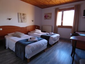 Select Comfort beds, desk, iron/ironing board, free WiFi - Hotel Restaurant La Crémaillère (Saint-Bonnet-en-Champsaur)