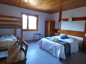 Family Room | Select Comfort beds, desk, iron/ironing board (on request), free WiFi - Hotel Restaurant La Crémaillère (Saint-Bonnet-en-Champsaur)