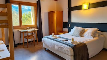 Een slaapkamer met een bed, een bureau en een stoel.